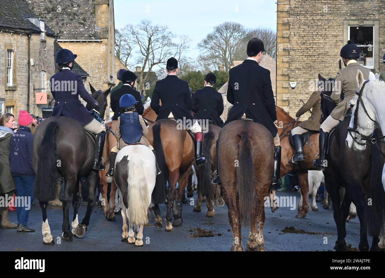 Le Heythrop Hunt organise une réunion le jour de l'an dans la ville de Stow on the Wold, dans le Gloucestershire, dans les Cotswold. Banque D'Images