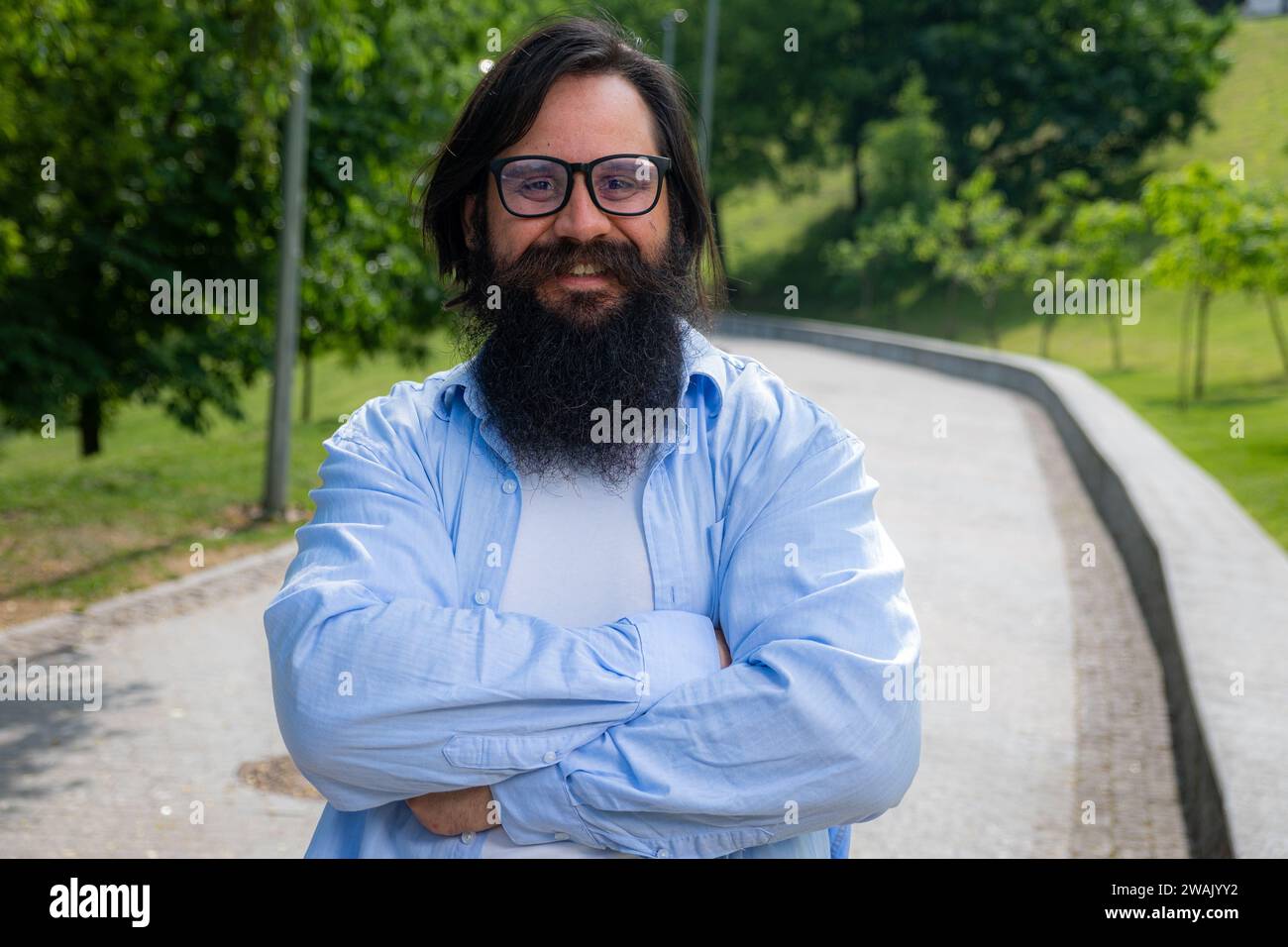 un freelance souriant dans la rue en lunettes Banque D'Images