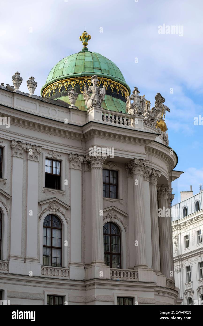 21.11.2023, Österreich, die Hauptstadt Wien. Impressionen an der Hofburg, Plastiken an der Fassade mit Kupferdach-Kuppel. 21.11.2023, Wien in Österreich 21.11.2023, Wien in Österreich *** 21 11 2023, Autriche, la capitale Vienne impressions à la Hofburg, sculptures sur la façade avec dôme en cuivre 21 11 2023, Vienne en Autriche 21 11 2023, Vienne en Autriche Banque D'Images