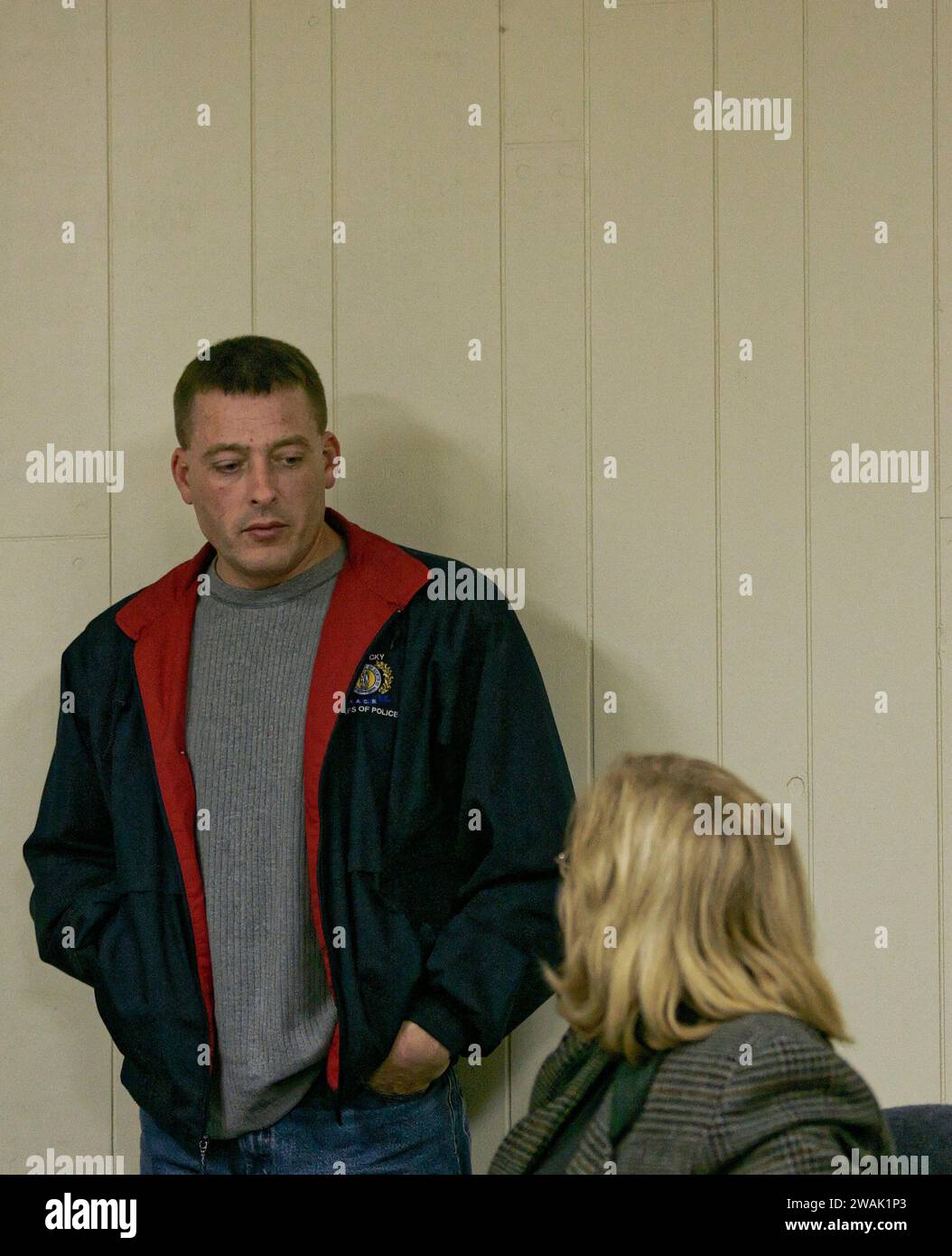 Joe Michael Irvin, chef du service de police de Russell Springs (à gauche), s'entretient avec Wendy L. Burton, greffière municipale, lors d'une réunion de la Commission municipale de Russell Springs, le jeudi 4 janvier 2007, à l'hôtel de ville de Russell Springs, comté de Russell, Kentucky, États-Unis. La brève réunion a été convoquée pour assigner les départements à des commissaires municipaux individuels et désigner un maire pro tempore. (Photo APEX MediaWire par Billy Suratt) Banque D'Images