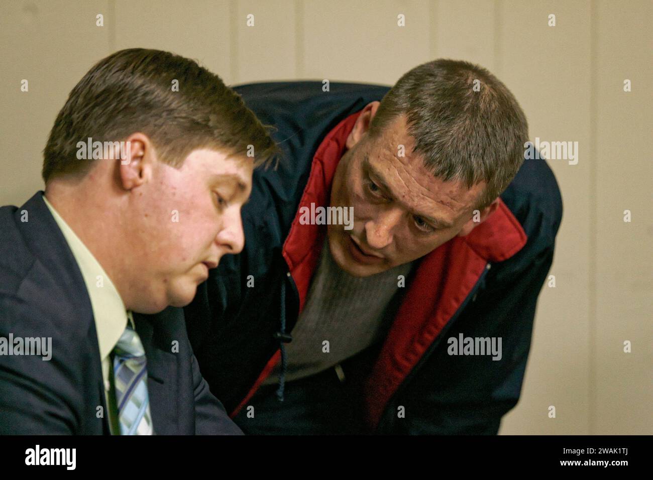 Joe Michael Irvin, chef du département de police de Russell Springs (à droite), discute avec l'avocat Matthew DeHart suite à une réunion de la commission municipale de Russell Springs le jeudi 4 janvier 2007 à l'hôtel de ville de Russell Springs, comté de Russell, Kentucky, États-Unis. La brève réunion a été convoquée pour assigner les départements à des commissaires municipaux individuels et désigner un maire pro tempore. (Photo APEX MediaWire par Billy Suratt) Banque D'Images