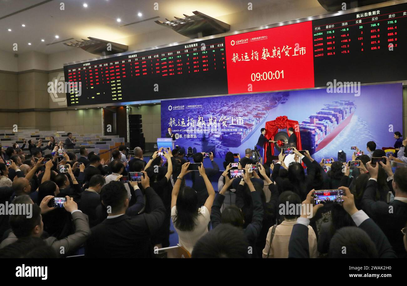 Pékin, Chine. 18 août 2023. Cette photo prise le 18 août 2023 montre le lancement des contrats à terme de l’indice de fret conteneurisé par la Shanghai futures Exchange à Shanghai, dans l’est de la Chine. Crédit : Fang Zhe/Xinhua/Alamy Live News Banque D'Images