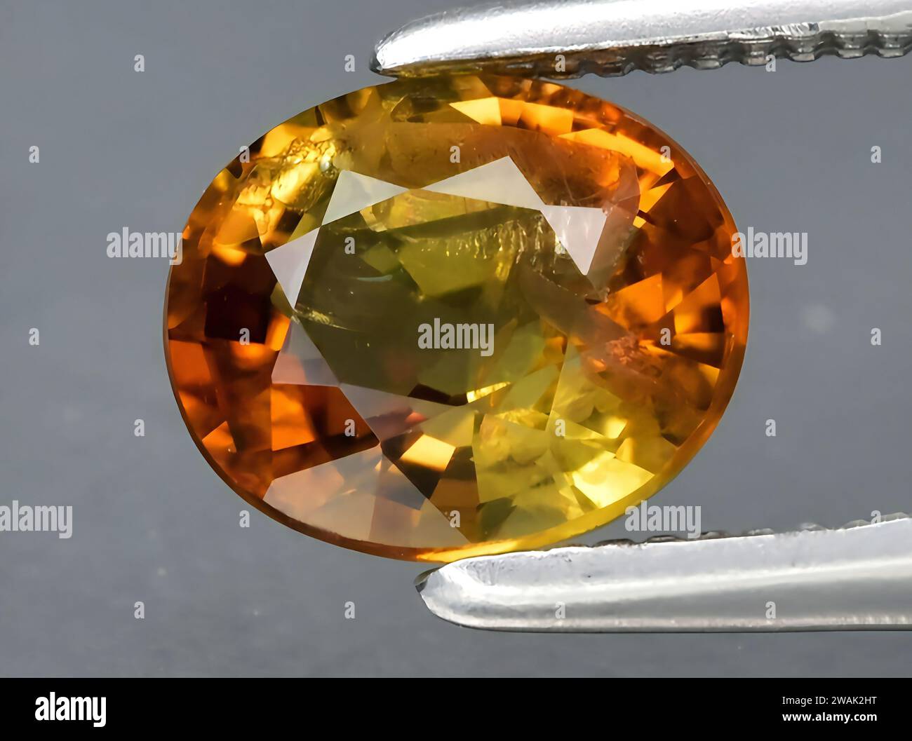 joyau tourmaline jaune orange naturel sur fond Banque D'Images