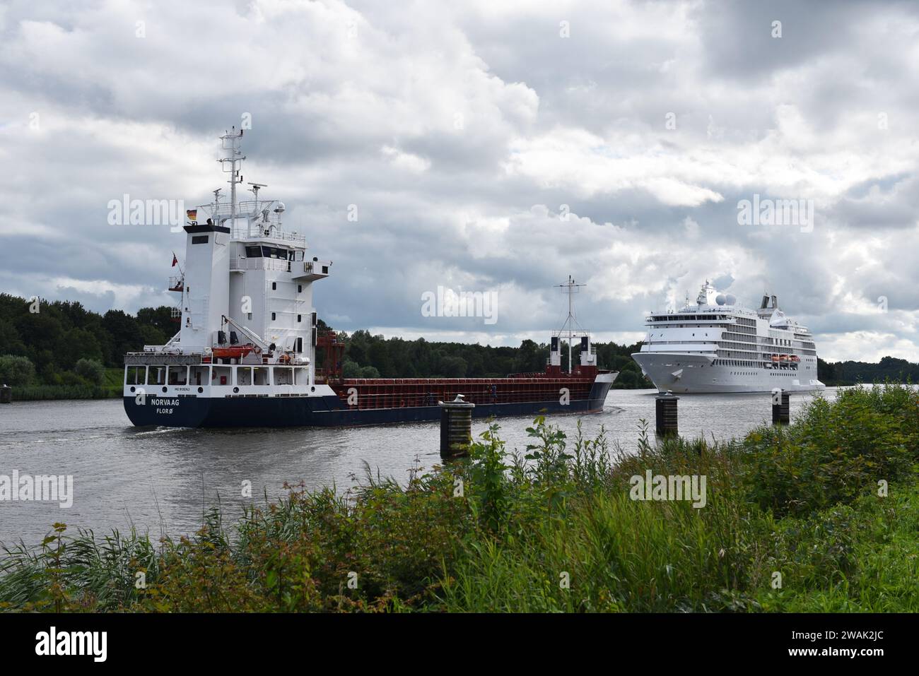 Le cargo et le bateau de croisière se rencontrent dans la Manche Nord-Baltique Banque D'Images