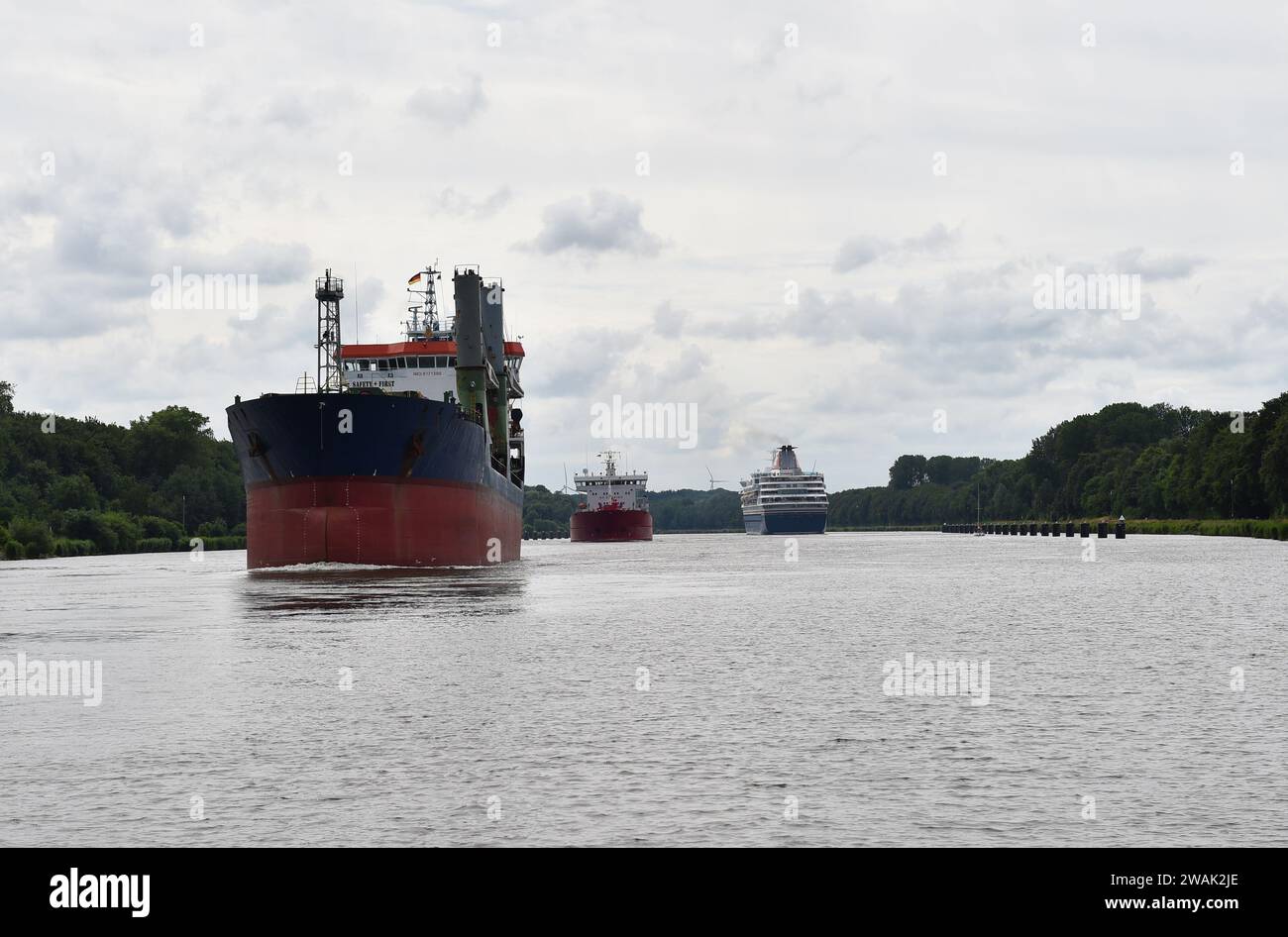 Cargo et navire de croisière dans le canal Nord-Baltique Banque D'Images