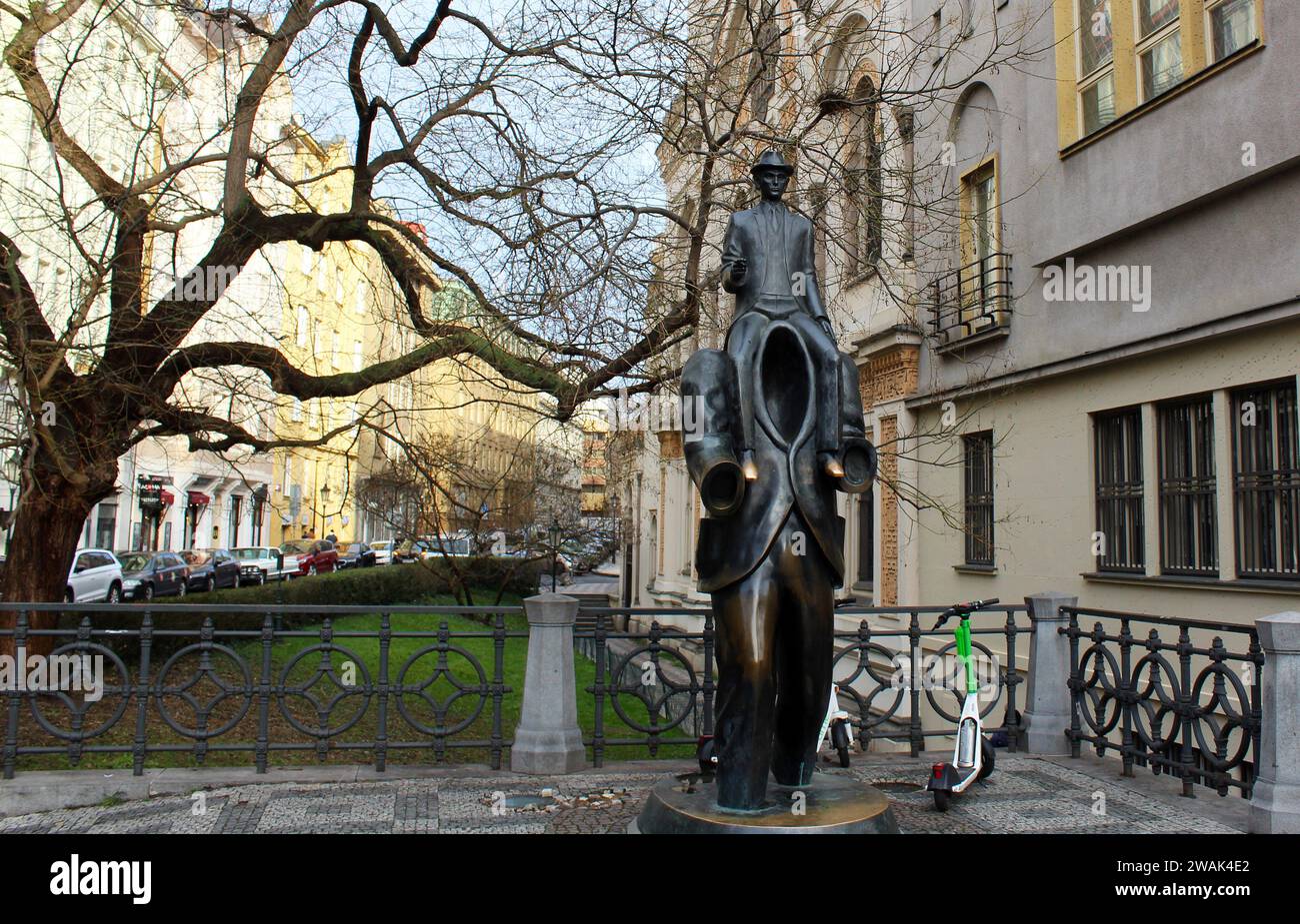 2024 marque le 100e anniversaire de la mort de Kafka, le 3 juin 1924. La statue de bronze de 3 mètres de haut, monument de Franz Kafka par le sculpteur tchèque Jarosla Banque D'Images