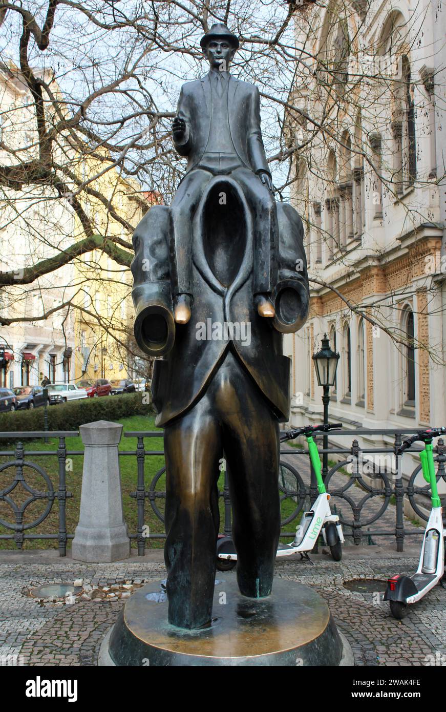 2024 marque le 100e anniversaire de la mort de Kafka, le 3 juin 1924. La statue de bronze de 3 mètres de haut, monument de Franz Kafka par le sculpteur tchèque Jarosla Banque D'Images