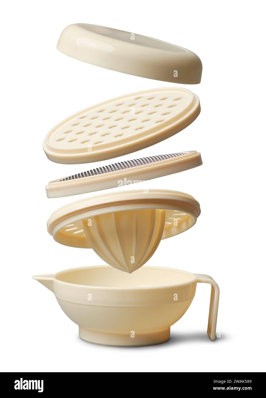 gros plan de l'ensemble de tasses de service d'aliments pour bébés, bol vide, presse-jus et filtre, vaisselle en plastique incassable pour la première tétée isolé sur blanc Banque D'Images