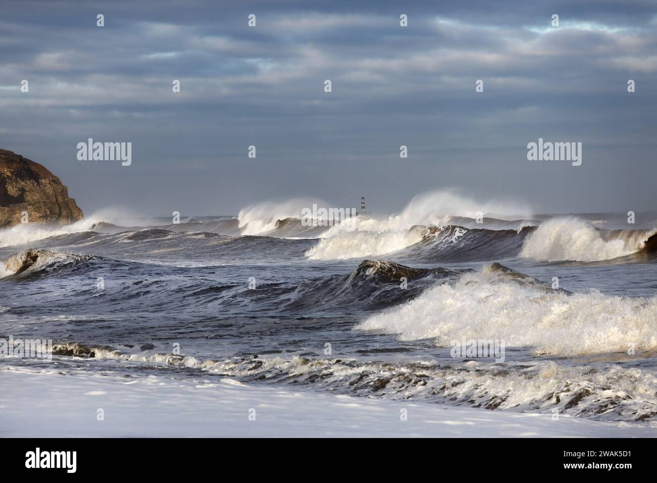 Des mers orageuses dans le sillage de la tempête Henk avec le phare de Seaham en arrière-plan, Seaham, comté de Durham, Royaume-Uni Banque D'Images