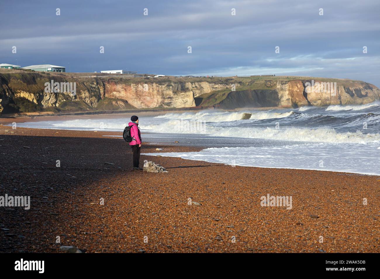 Observation des vagues de Walker sur la plage de Blast, Durham Heritage Coast, Seaham, County Durham, Royaume-Uni Banque D'Images