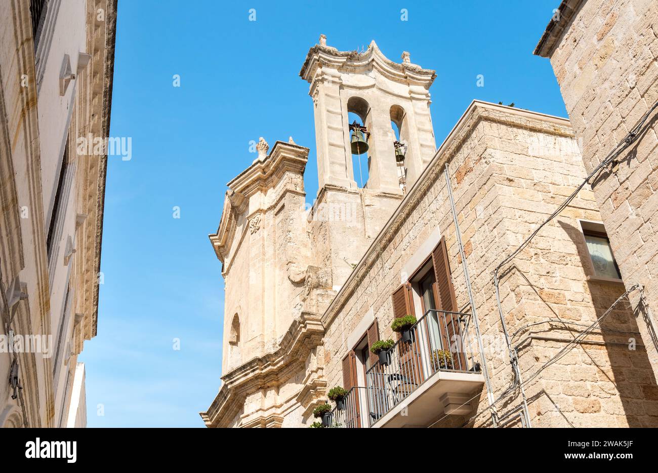 Clocher de l'église purgatoire, anciennement chapelle San Martino dans le centre historique de Polignano a Mare, Italie Banque D'Images