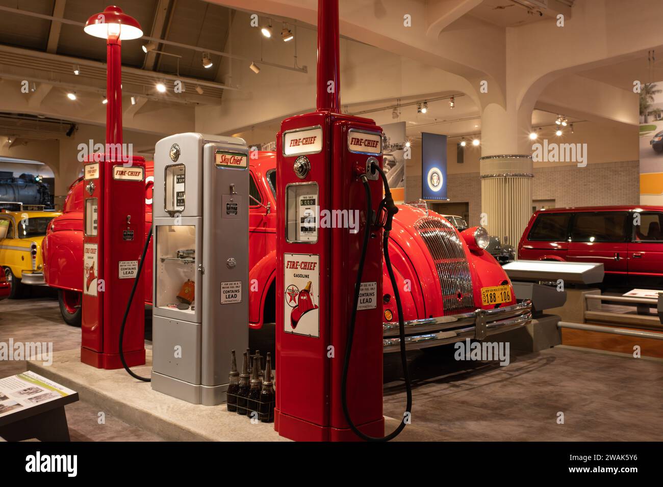 Pompes à essence Texaco Fire Chief, vers 1940, exposées au Henry Ford Museum of American innovation, Dearborn Michigan USA Banque D'Images