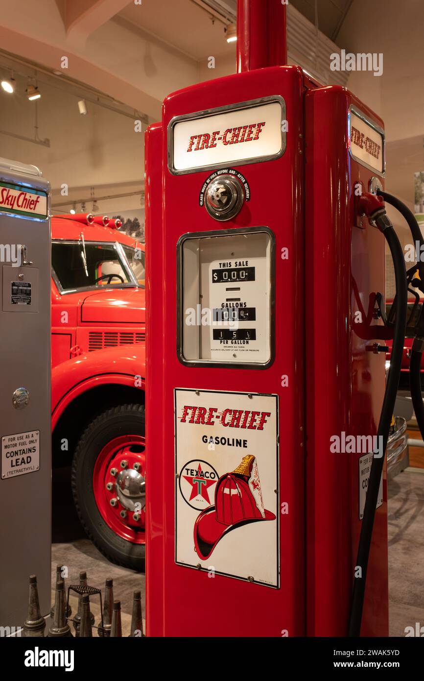 Pompes à essence Texaco Fire Chief, vers 1940, exposées au Henry Ford Museum of American innovation, Dearborn Michigan USA Banque D'Images