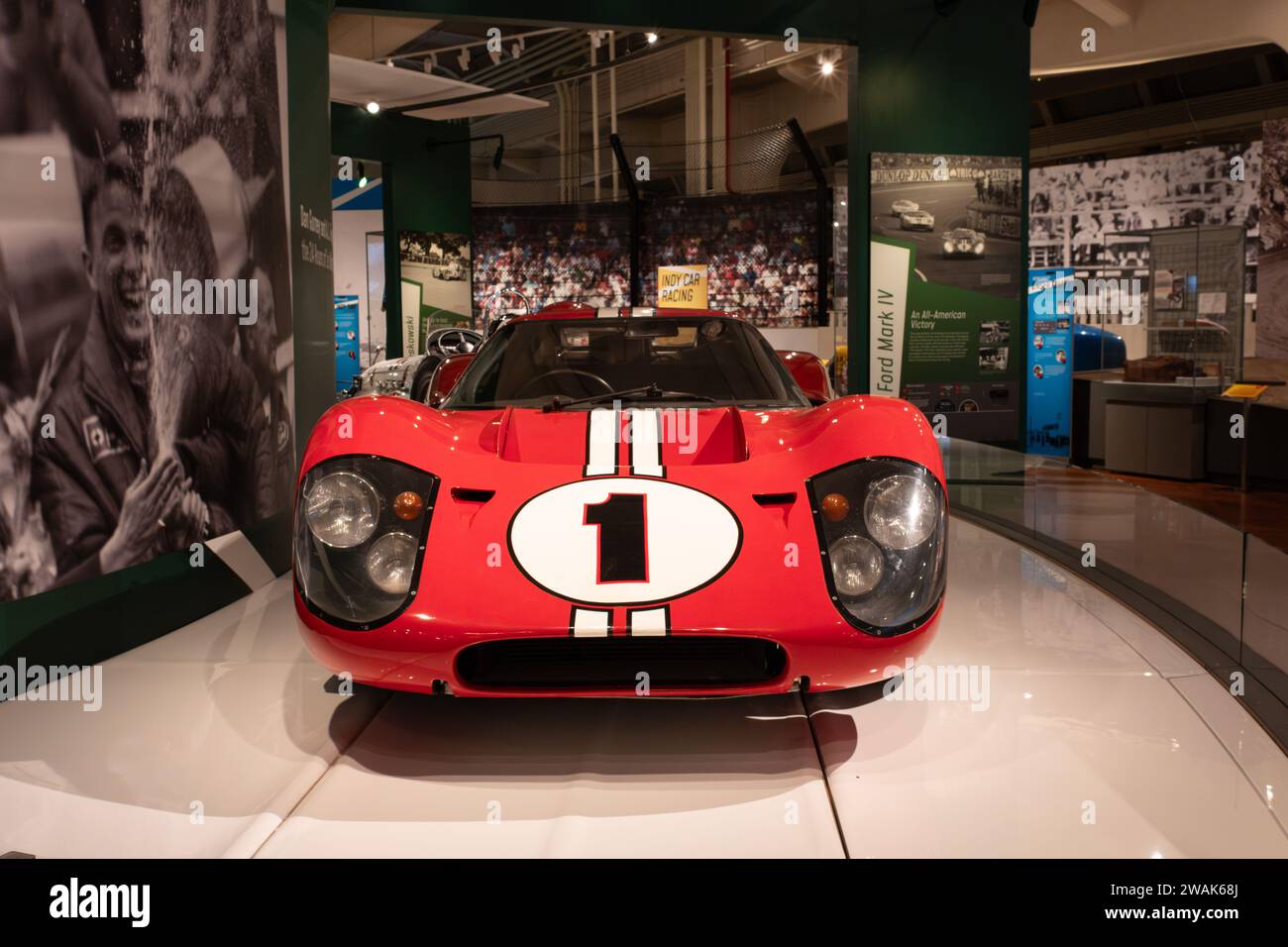 La Ford GT40 Mark IV remportant les 1967 24 heures du Mans, pilotée par Dan Gurney et AJ Foyt, est exposée au Henry Ford Museum of American innovation Banque D'Images