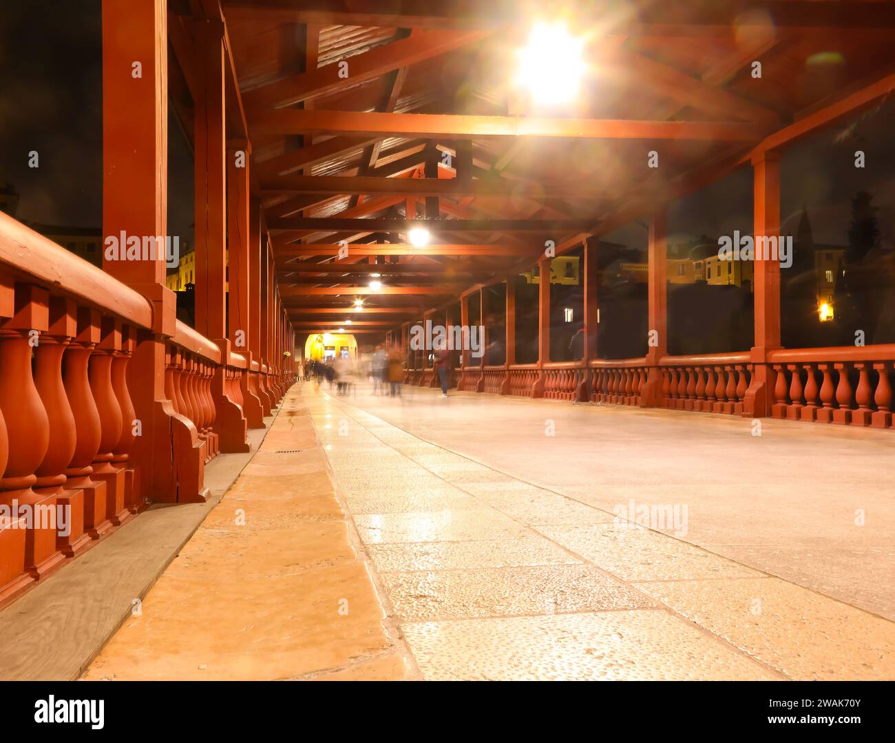 Pont en bois couvert historique appelé PONTE VECCHIO ou PONTE DEGLI ALPINI dans la ville de Bassano del Grappa dans le nord de l'Italie la nuit Banque D'Images