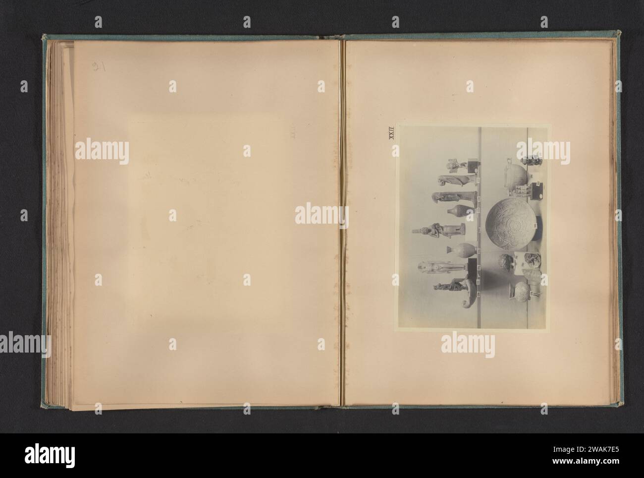 Dix-sept objets égyptiens, dont des sculptures de Sechmet, Toth, Isis avec Horus, Tawaret et Shu, Anonyme, c. 1890 - c. 1895 photographie support photographique sculpture argentique en gélatine. Représentations  dieux égyptiens, demi-dieux, héros, etc. (TOTH). Représentations  déesses égyptiennes, demi-déesses, héroïnes, etc. (SEKHMET). ISIS, la déesse-mère. Horus, fils d'Osiris et d'Isis. Représentations  déesses égyptiennes, demi-déesses, héroïnes, etc (SHU) Banque D'Images