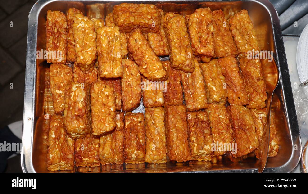 Pile de tempe goreng ou tempe frit typique de la cuisine indonésienne Banque D'Images