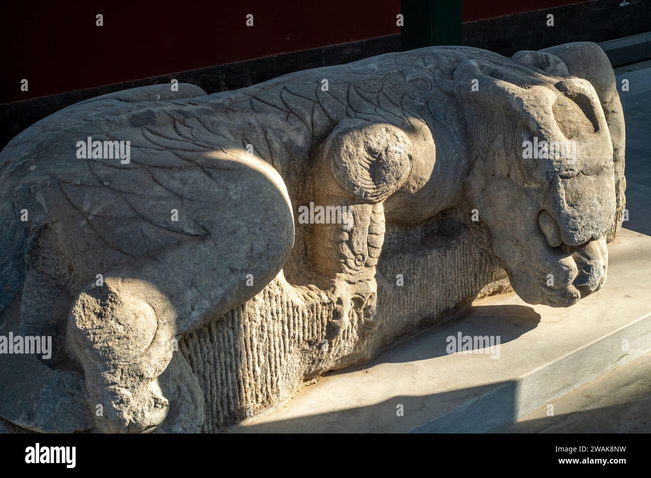 L'une des deux anciennes bêtes River Guardian exposées dans la Pagode du phare dans le district de Tongzhou, Pékin, Chine. Banque D'Images