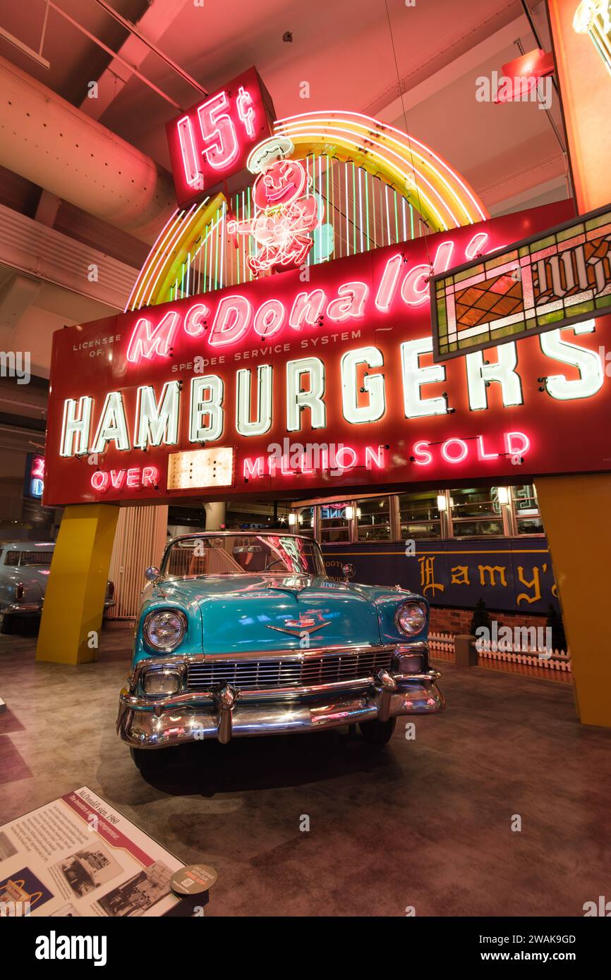 1956 Chevrolet Bel Air décapotable et une enseigne McDonald's vintage, datant de 1960, au Henry Ford Museum of American innovation Banque D'Images