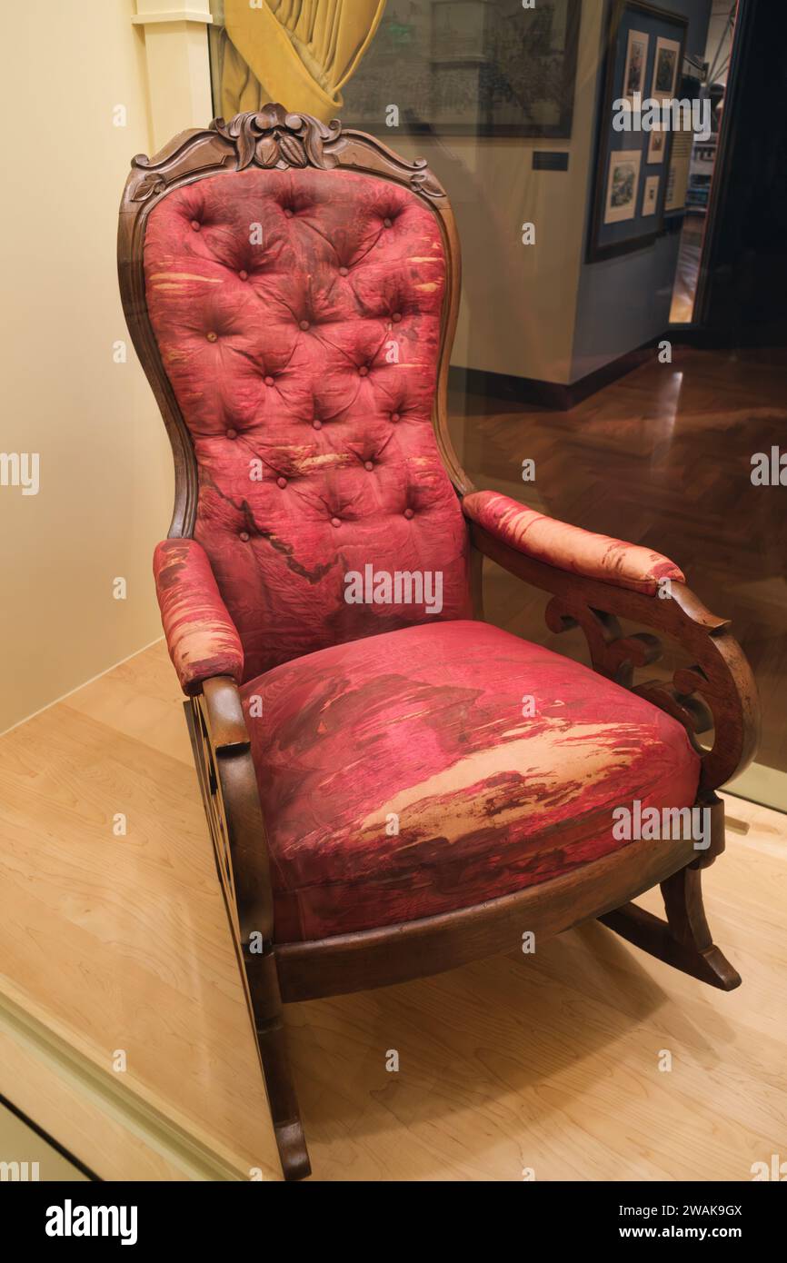 La chaise à bascule dans laquelle le président Lincoln a été assassiné en 1865, exposée au Henry Ford Museum of American innovation. Banque D'Images