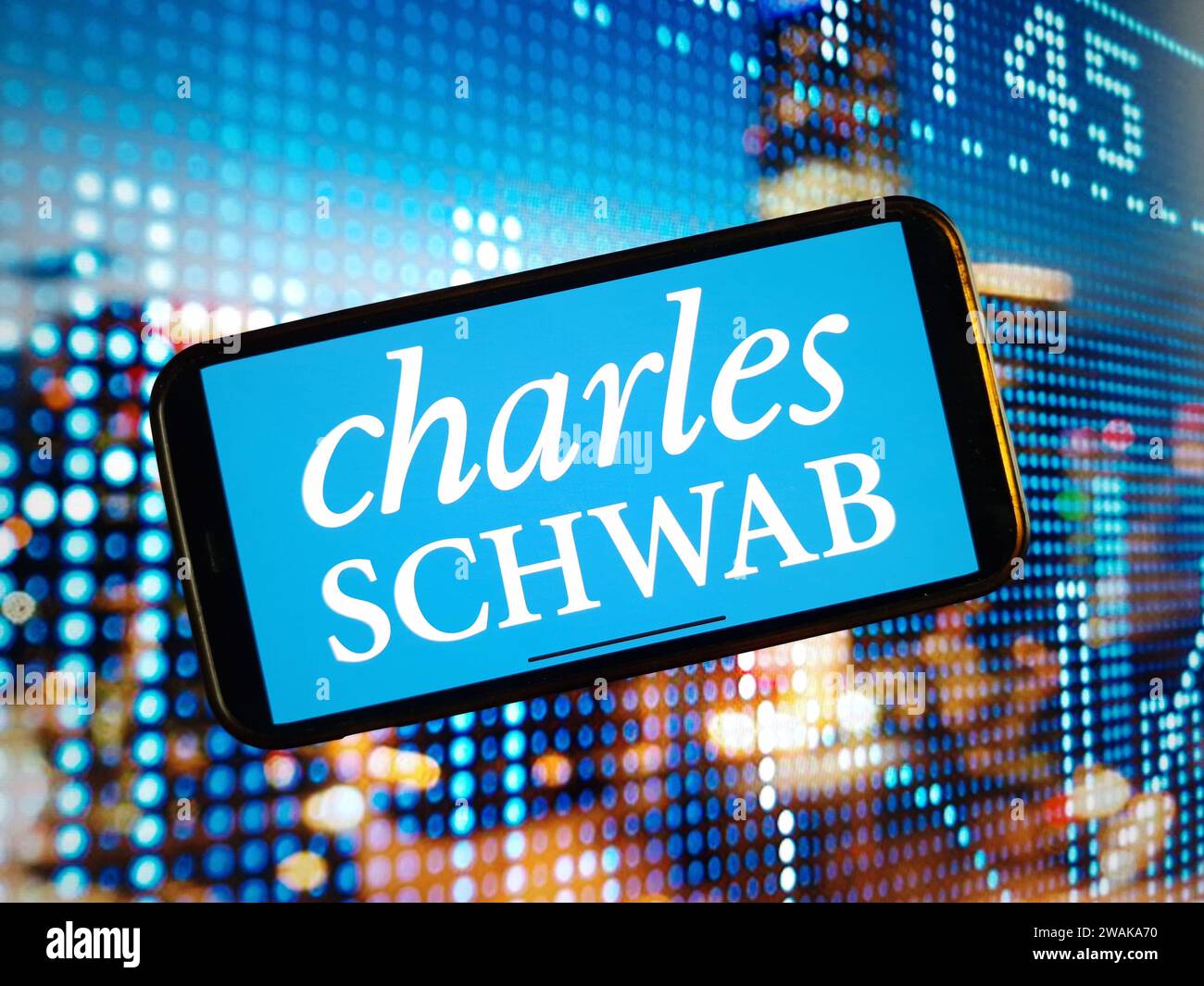 KONSKIE, Pologne - 04 janvier 2024 : logo de la société Charles Schwab affiché sur l'écran du téléphone portable Banque D'Images