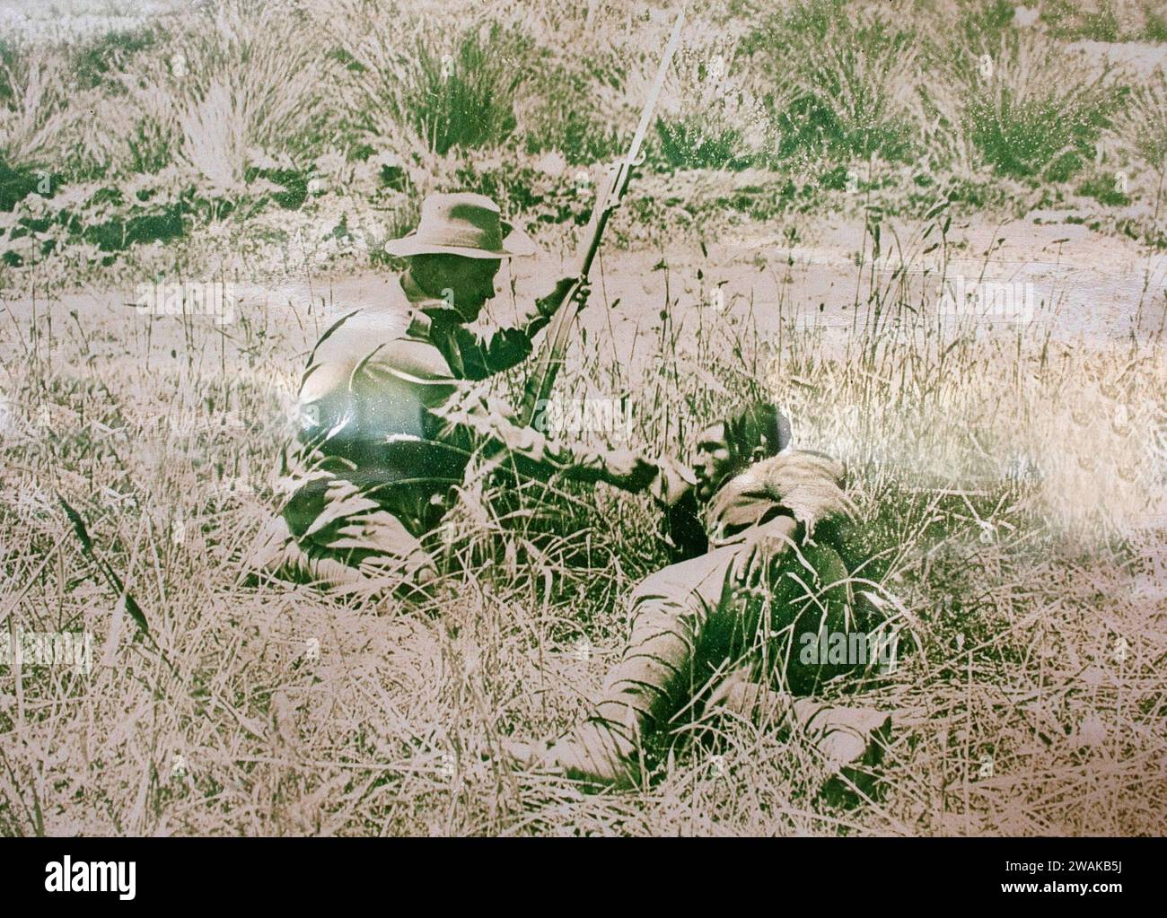 Soldat autrichien donne de l'eau à un soldat turc pendant la campagne des Dardanelles à Gallipoli 1915 Turquie. vvbvanbree fotografie Banque D'Images