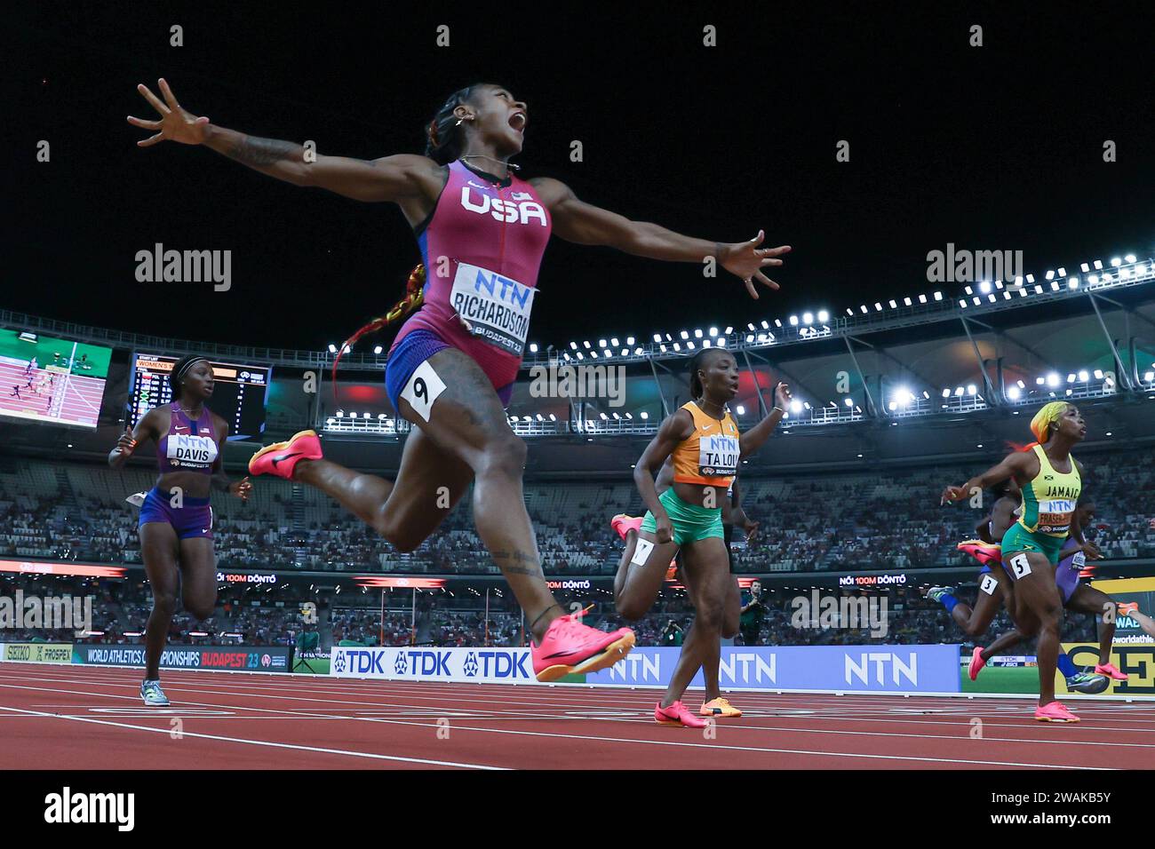 (240105) -- BEIJING, 5 janv. 2024 (Xinhua) -- Sha'Carri Richardson (avant) des États-Unis célèbre alors qu'elle franchit la ligne d'arrivée lors de la finale du 100m féminin des Championnats du monde d'athlétisme Budapest 2023 à Budapest, Hongrie, le 21 août 2023. (Photo Attila Volgyi/Xinhua) Banque D'Images