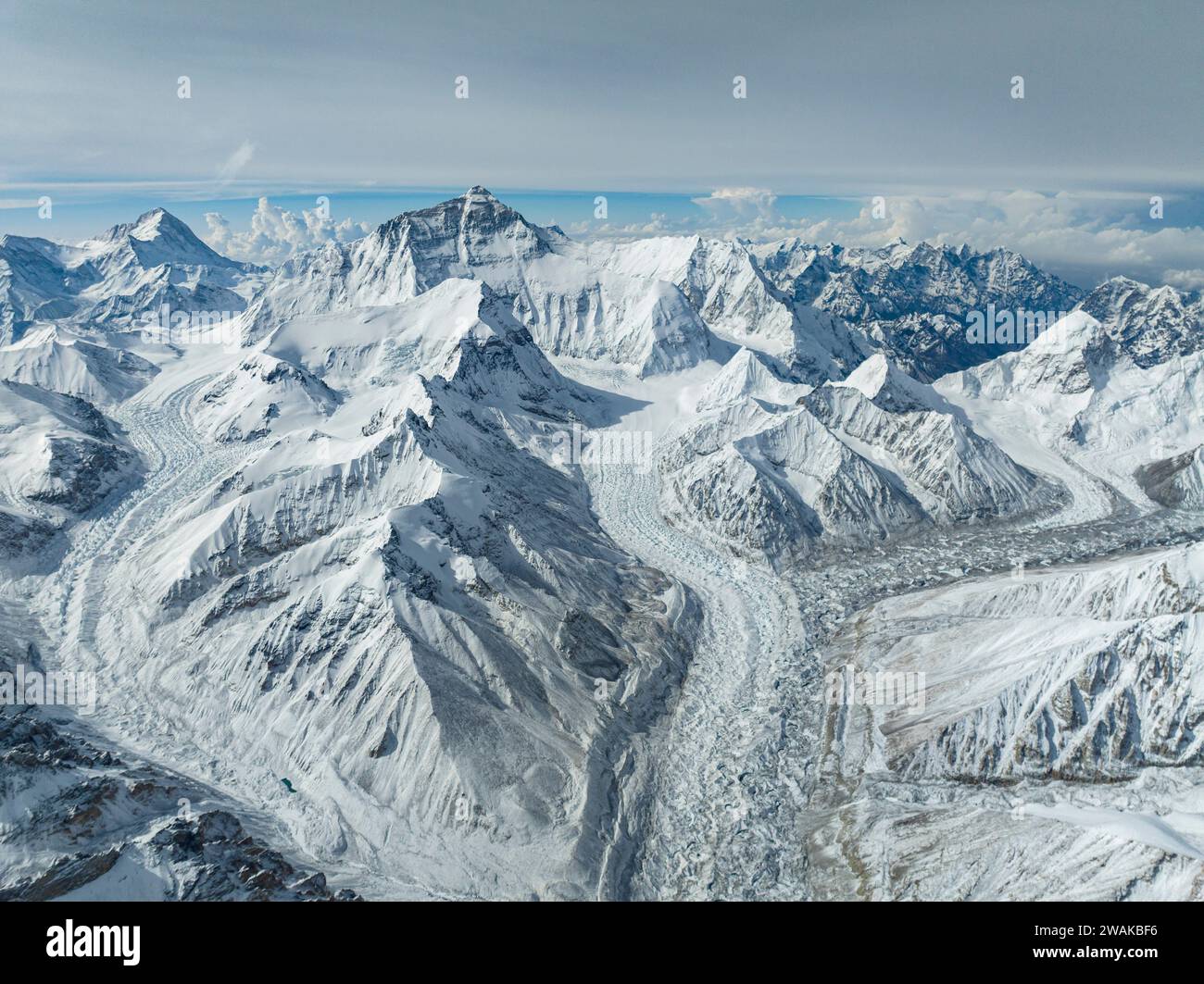 Pékin, Chine. 23 mai 2023. Cette photo aérienne prise le 23 mai 2023 montre une vue du mont Qomolangma vu à une altitude de 8 400 mètres dans la région autonome de Xizang, au sud-ouest de la Chine. Crédit : Sun FEI/Xinhua/Alamy Live News Banque D'Images