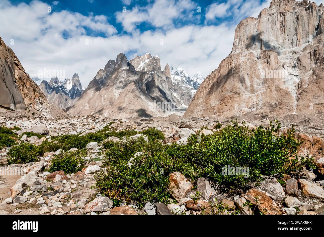 Pakistan, régions septentrionales des montagnes du Karakoram. Image picturale regardant à travers les décombres parsemés du glacier Baltoro, vers la tour Uli Biaho sur la gauche, la majeure partie du Grand Trango au milieu et les sommets de la cathédrale sur la droite. Banque D'Images