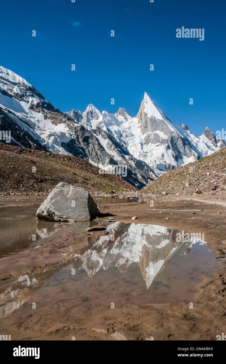 Pakistan, régions septentrionales des montagnes du Karakoram. Image picturale des pentes sculptées du pic de Lela a également orthographié Leila, Layla, du glacier Gondogoro. Banque D'Images