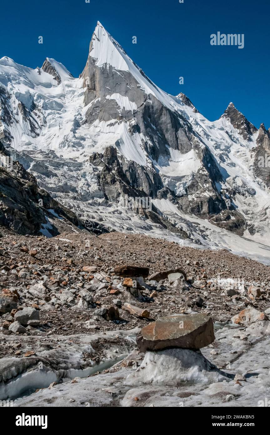 Pakistan, régions septentrionales des montagnes du Karakoram. Image picturale des pentes sculptées du pic de Lela a également orthographié Leila, Layla, du glacier Gondogoro. Une expédition d'escalade espagnole campe dans l'encoche évidente au centre droit de l'image, Banque D'Images