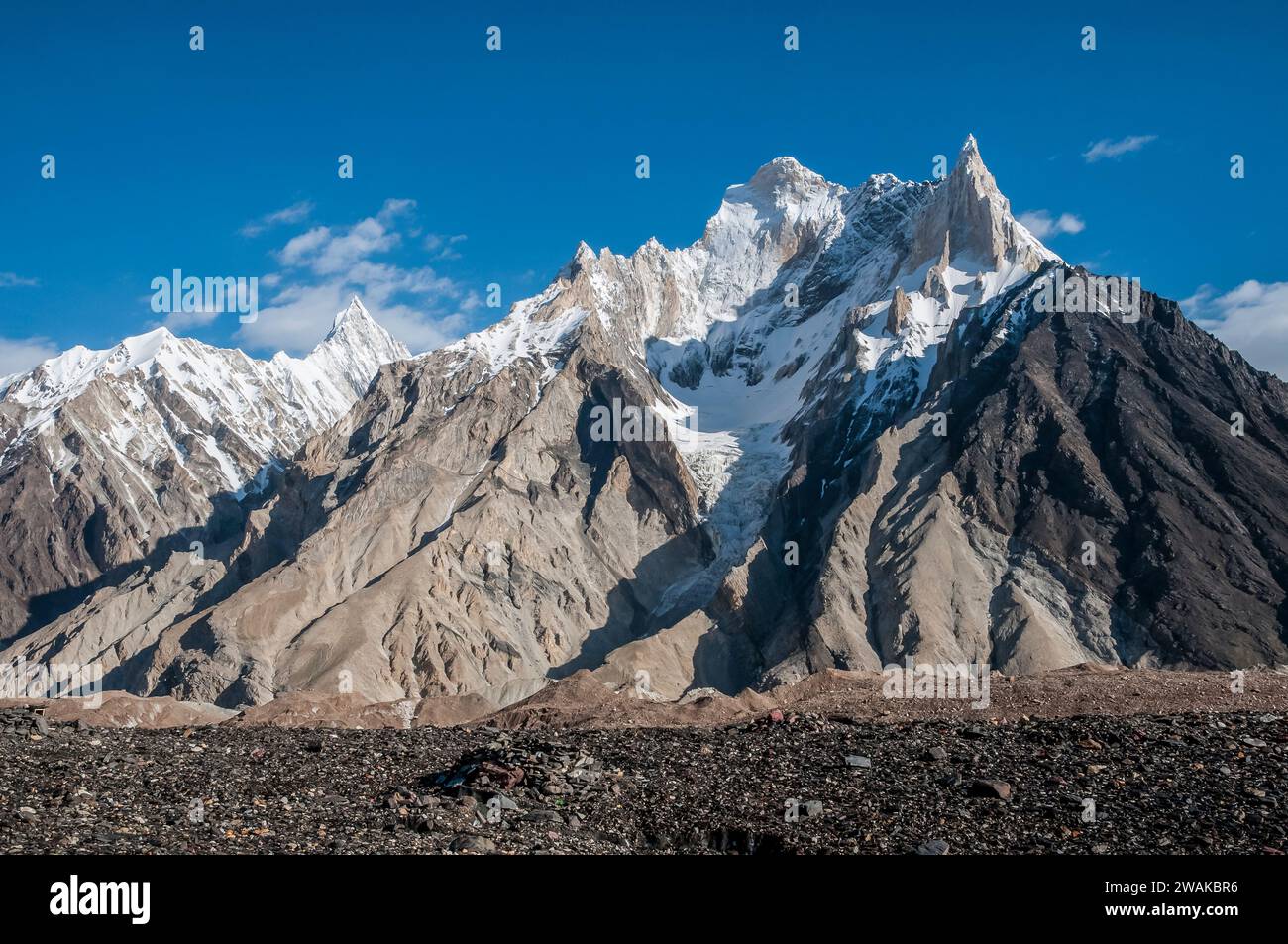 Pakistan, régions septentrionales des montagnes du Karakoram. Image picturale des pics de cristal et de marbre du haut sur le glacier Baltoro à Concordia, un endroit connu des alpinistes comme la salle du trône des dieux de la montagne Banque D'Images