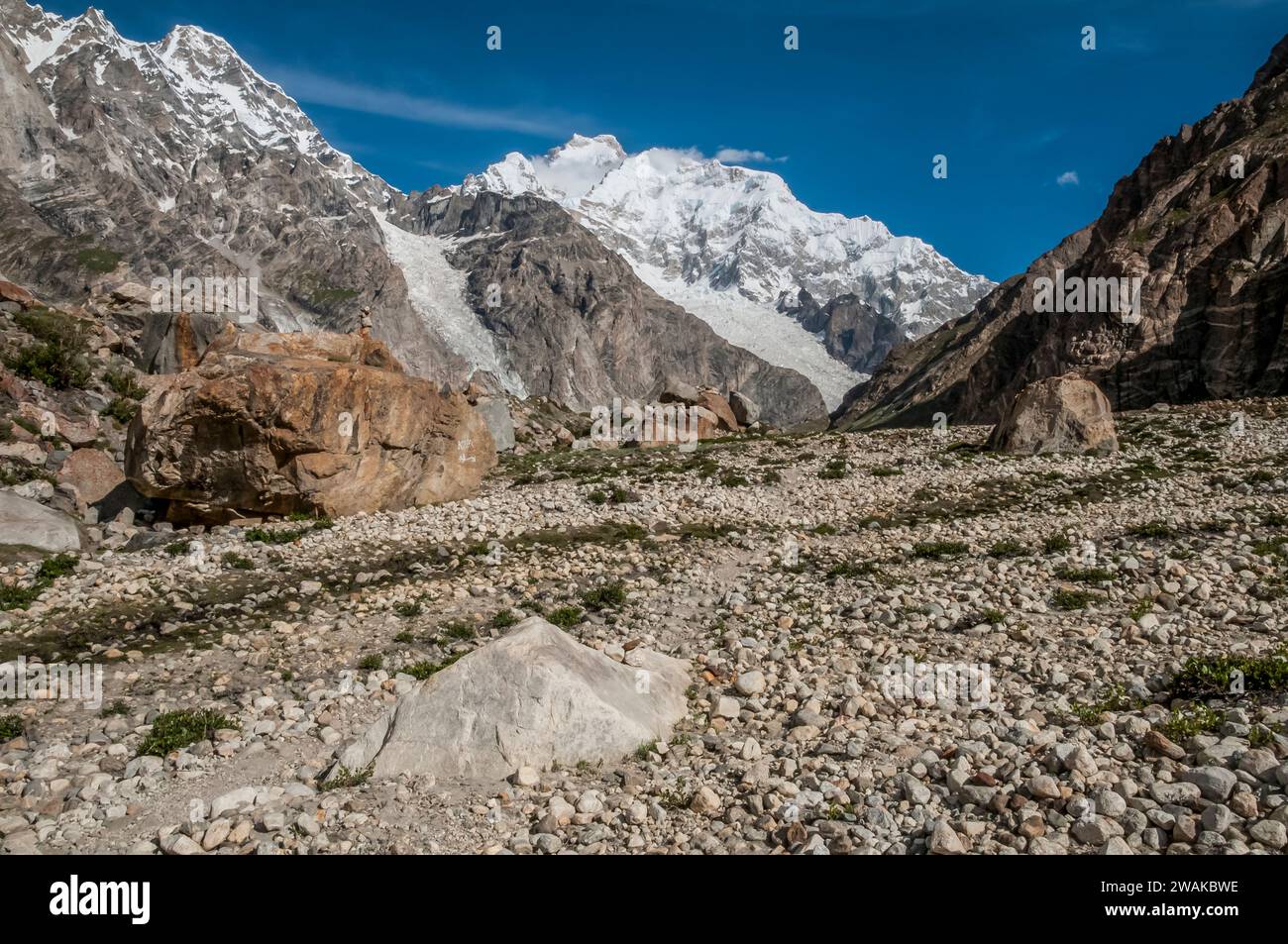 Pakistan, régions septentrionales des montagnes du Karakoram. Image picturale à travers les pentes rocheuses éparpillées de la vallée du Gondogora du pic de 7000m de Masherbrum. Banque D'Images