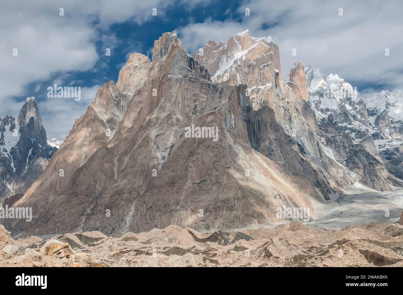 Pakistan, régions septentrionales des montagnes du Karakoram. Image picturale regardant à travers les décombres parsemés du glacier Baltoro, vers le sommet de la tour Uli Biaho sur la gauche, la majeure partie du Grand Trango et le doigt de la flèche de la tour Trango sur la droite. Banque D'Images