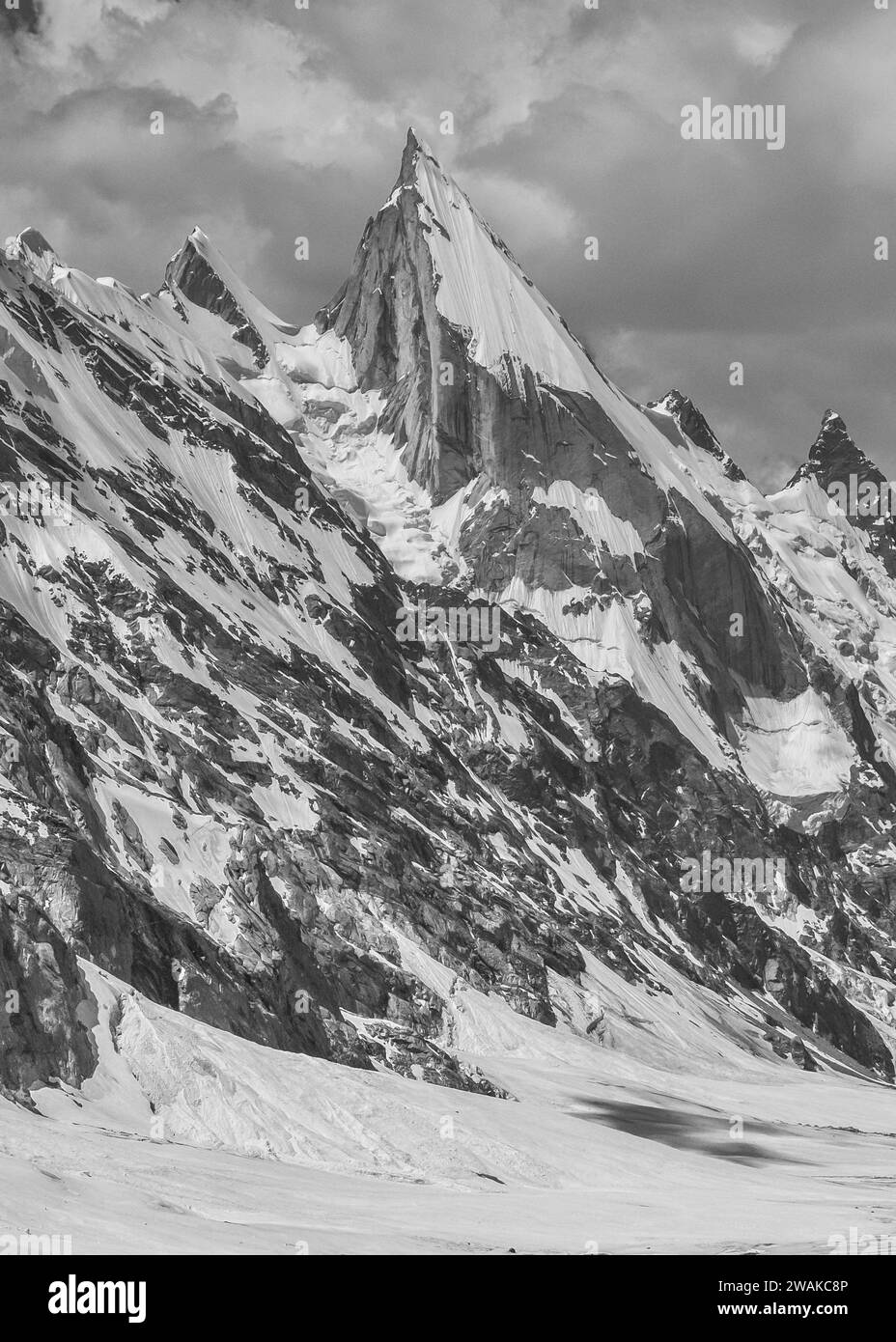 Pakistan, régions septentrionales des montagnes du Karakoram. Image picturale dans des pentes sculptées du pic de Lela a également orthographié Leila, Layla, du glacier Gondogoro. Une expédition d'escalade espagnole campe dans l'encoche évidente au centre droit de l'image, Banque D'Images