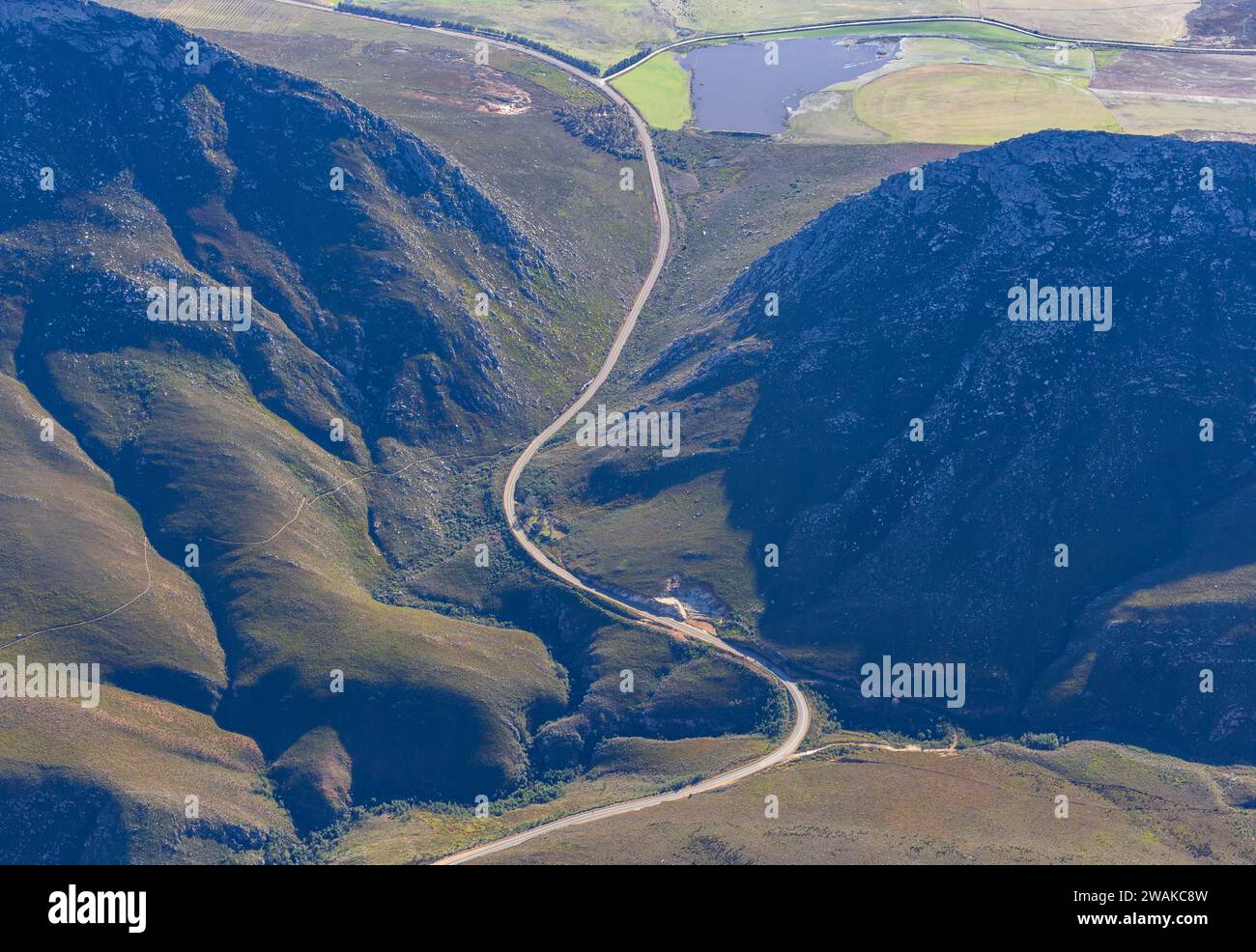 Photographie aérienne d'une route sinueuse traversant les montagnes du Cap Fold à l'ouest de George, dans la province du Cap occidental en Afrique du Sud. Banque D'Images