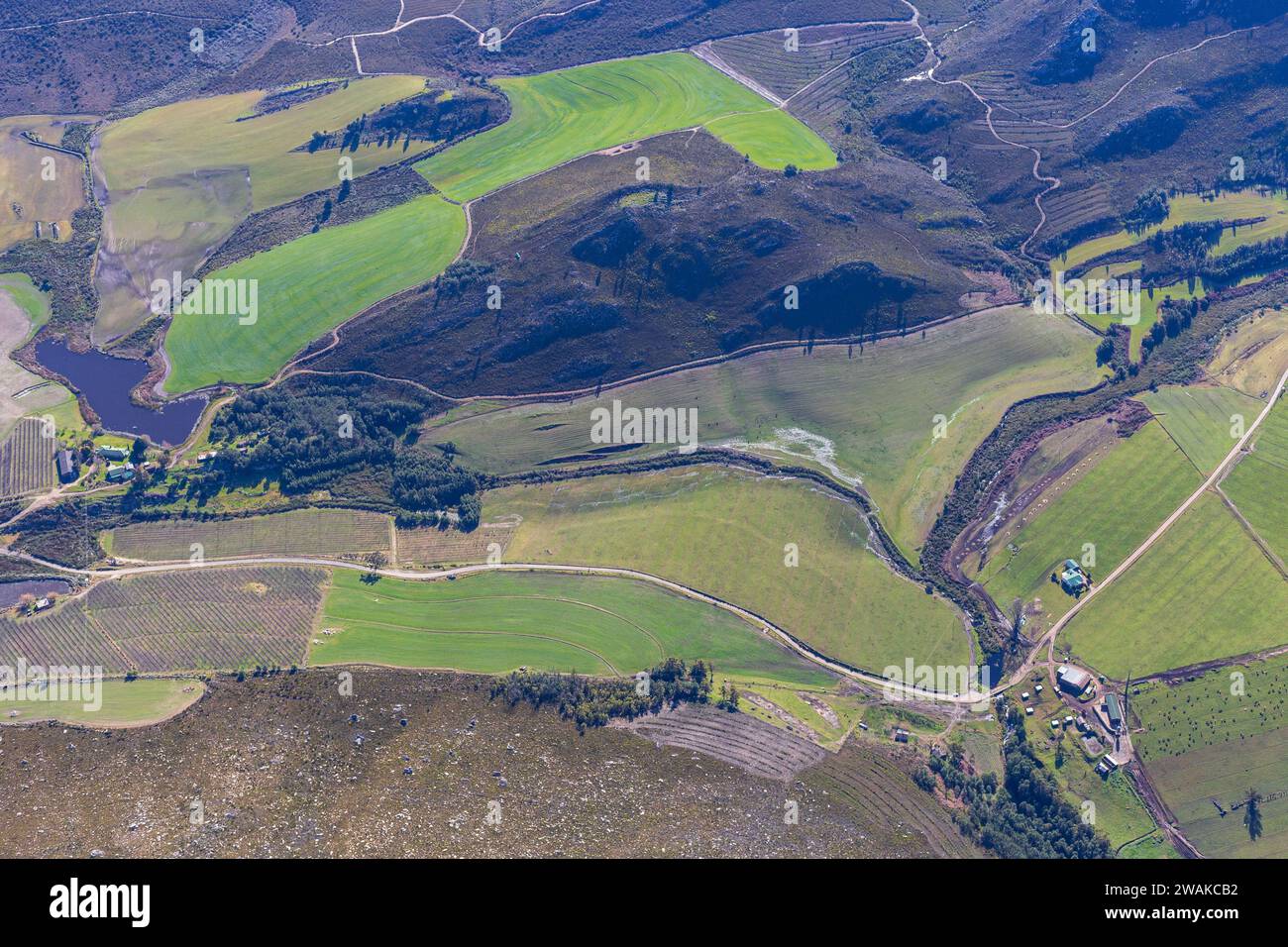 Paysage photo aérienne de la campagne pittoresque de la province du Cap occidental en Afrique du Sud, prise depuis un hélicoptère en route vers George. Banque D'Images