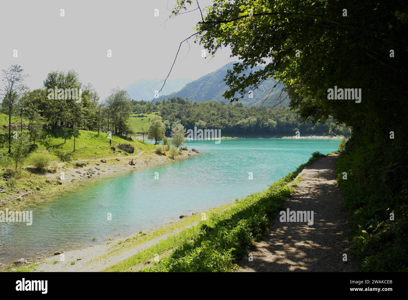 Vue sur le lac Tenno. 14 août 2023 Tenno, Trentin-Haut-Adige, Italie Banque D'Images