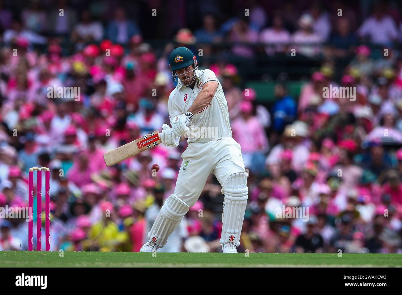 Sydney Cricket Ground, Sydney, Australie ; 5 janvier 2024, International Test Cricket, Australie contre Pakistan 3e Test Day 3 ; Mitchell Marsh, d'Australie, frappe un quatre pour atteindre ses 50 points Banque D'Images