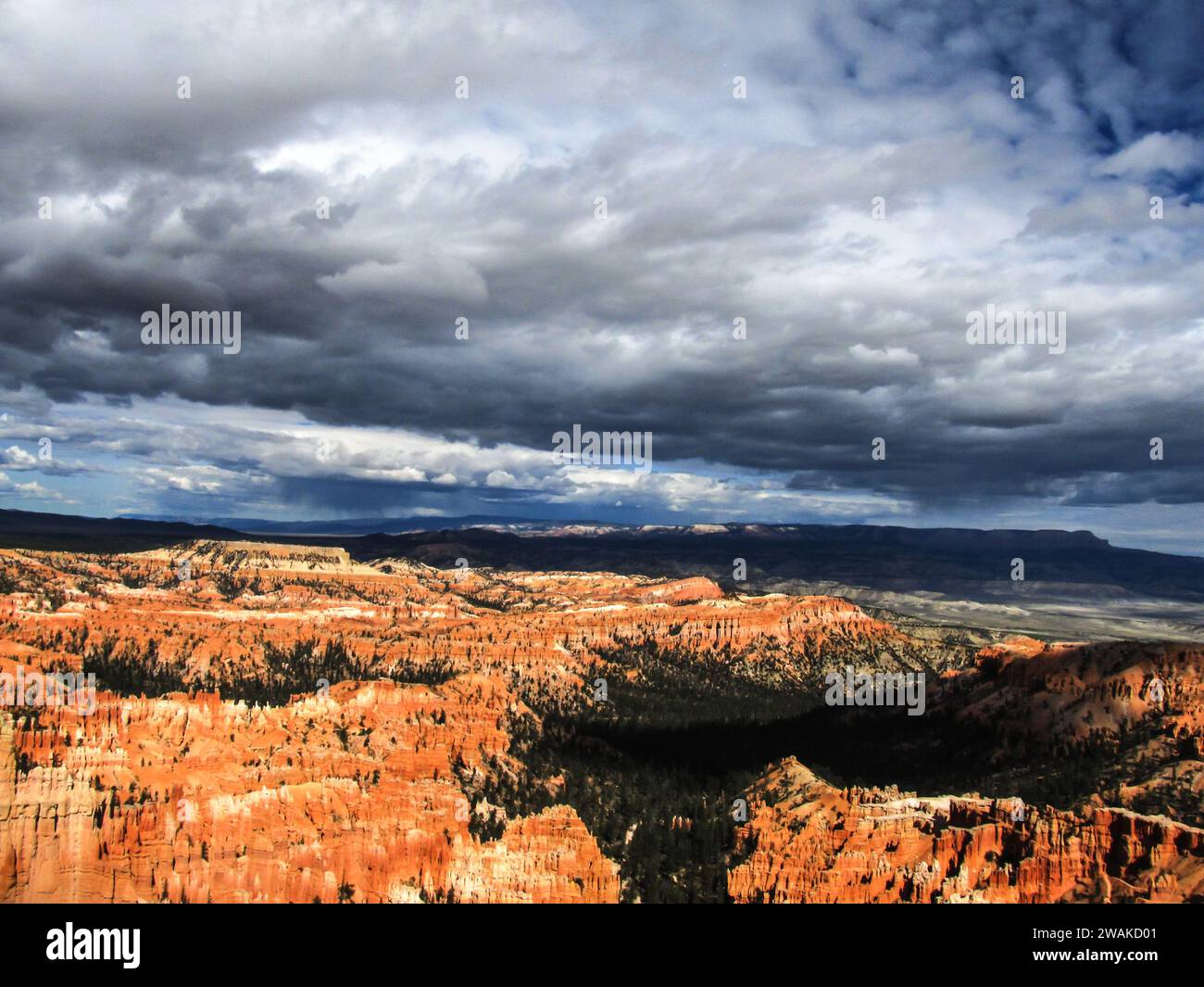 Nuages d'orage au-dessus d'une vallée dans Bryce Canyon avec de la pluie sur les montagnes lointaines Banque D'Images