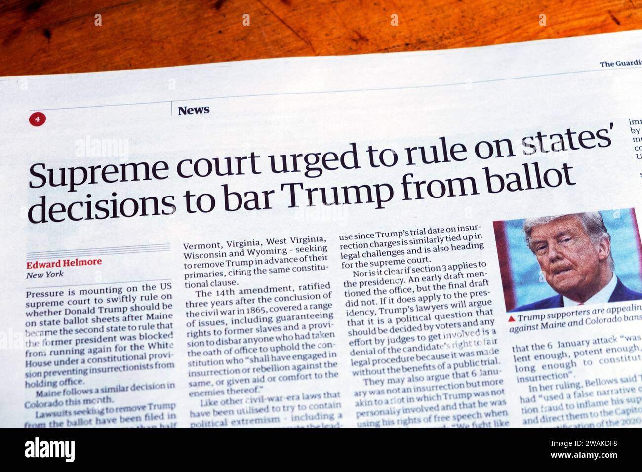 « La Cour suprême a exhorté à se prononcer sur les décisions des États d'interdire Trump du scrutin » le journal Guardian titre de l'article sur les élections américaines de 2024 décembre 2023 Londres Banque D'Images
