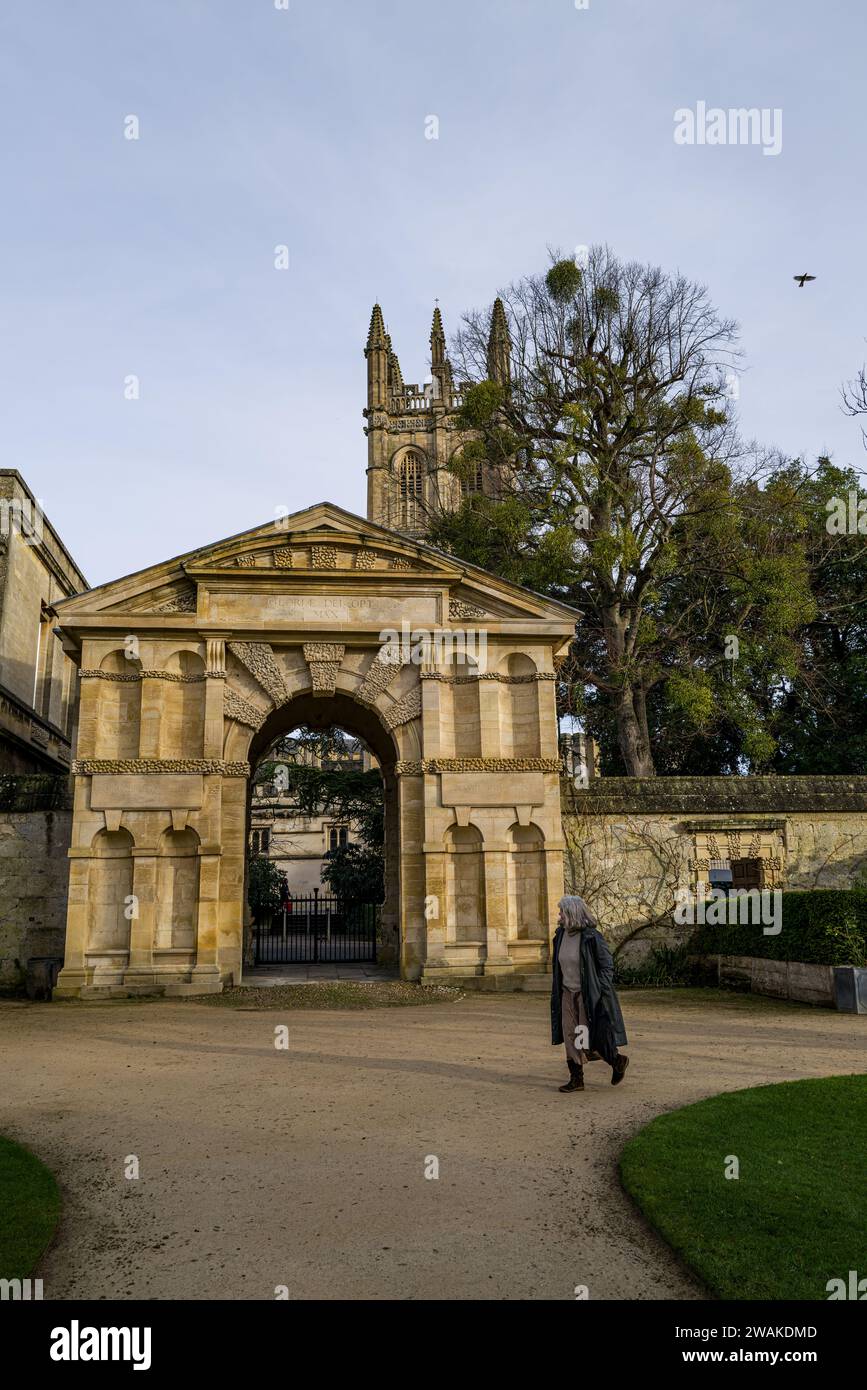 Entrée principale du jardin botanique d'Oxford, avec la tour du collège Magdalen en arrière-plan Banque D'Images