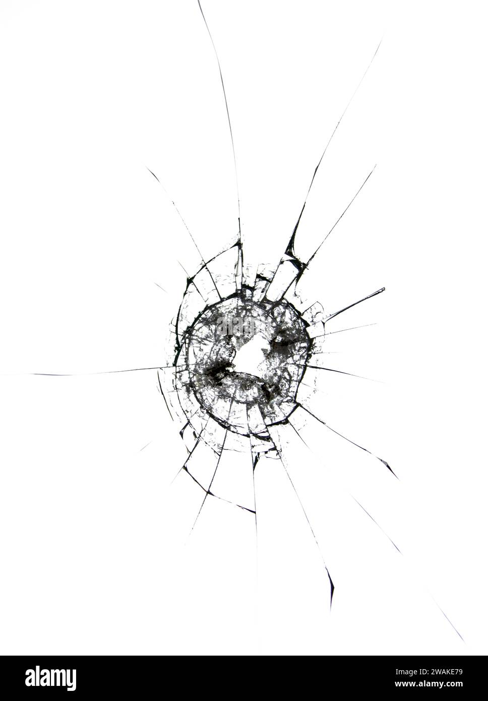 Fissures du verre de protection cassé du téléphone sur un fond blanc. Banque D'Images