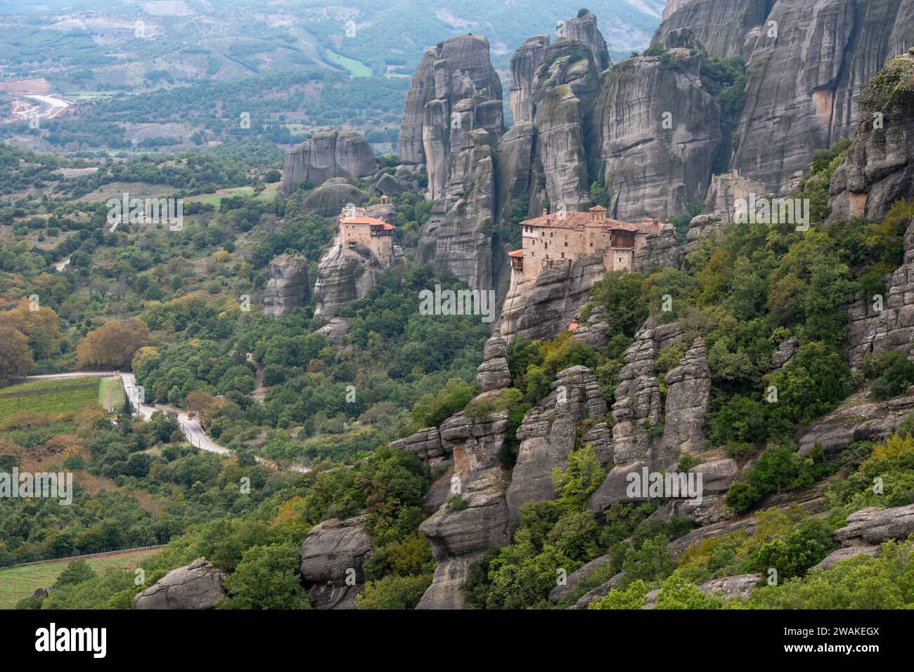 Les monastères de meteora kalampaka sont construits au sommet d'une crête de grès. Monastère Sainte barbara Rosanou, kalabaka Grèce Banque D'Images