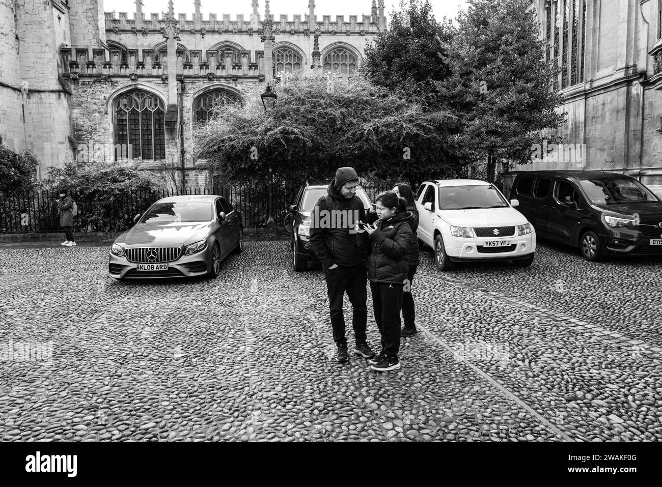 Les gens de Radcliffe Square, avec l'église St Mary en arrière-plan, Oxford, angleterre Banque D'Images