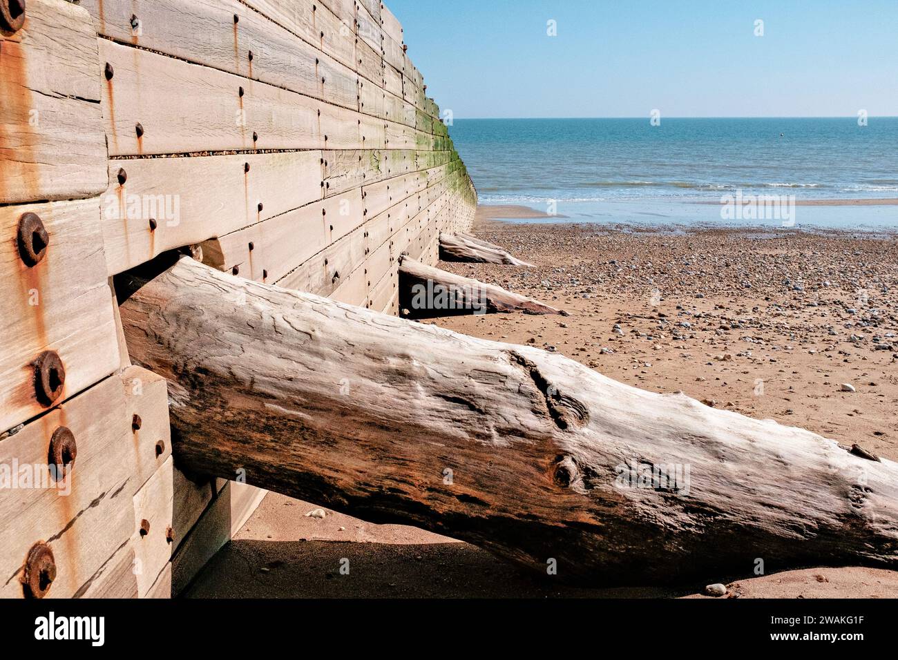 Groyne en bois (brise-lames) et poutres de soutien sur la plage d'Eastbourne Banque D'Images