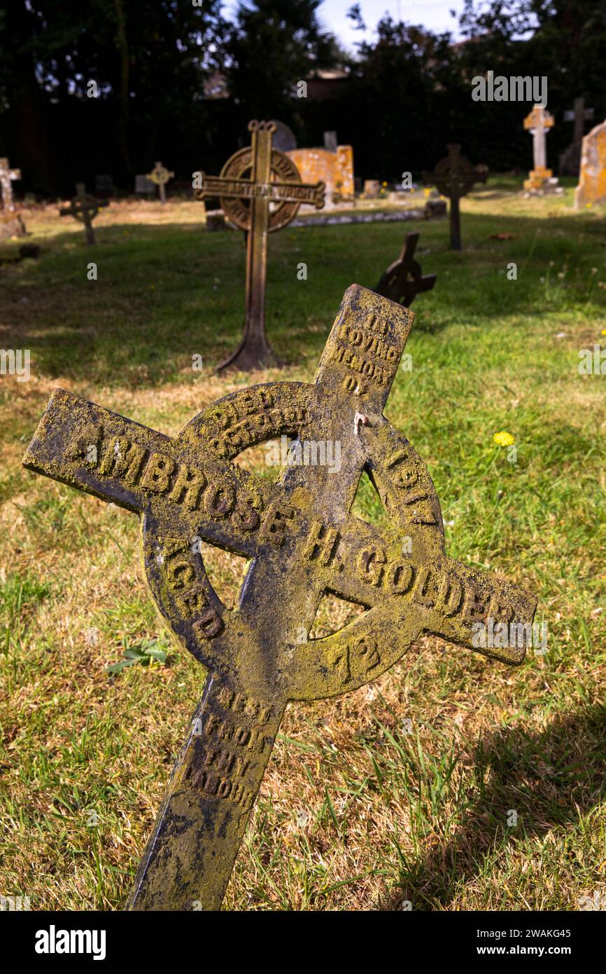 Royaume-Uni, Angleterre, Oxfordshire, Fringford, main Street, cimetière St Michael et All Angels, marqueur de tombe en métal Ambrose H Golder Banque D'Images