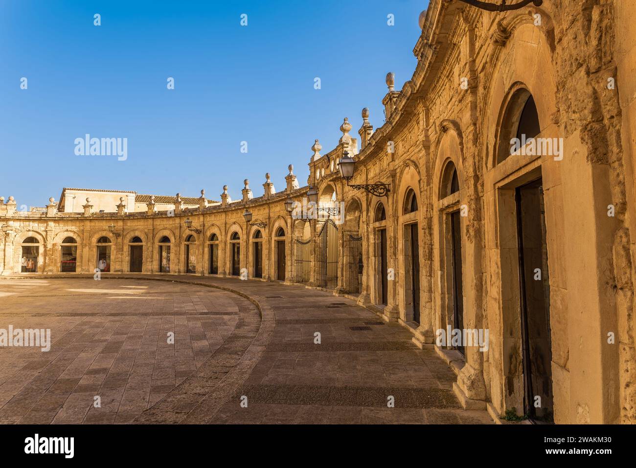 Splendides portails et portes baroques siciliennes avec le magnifique escalier Banque D'Images