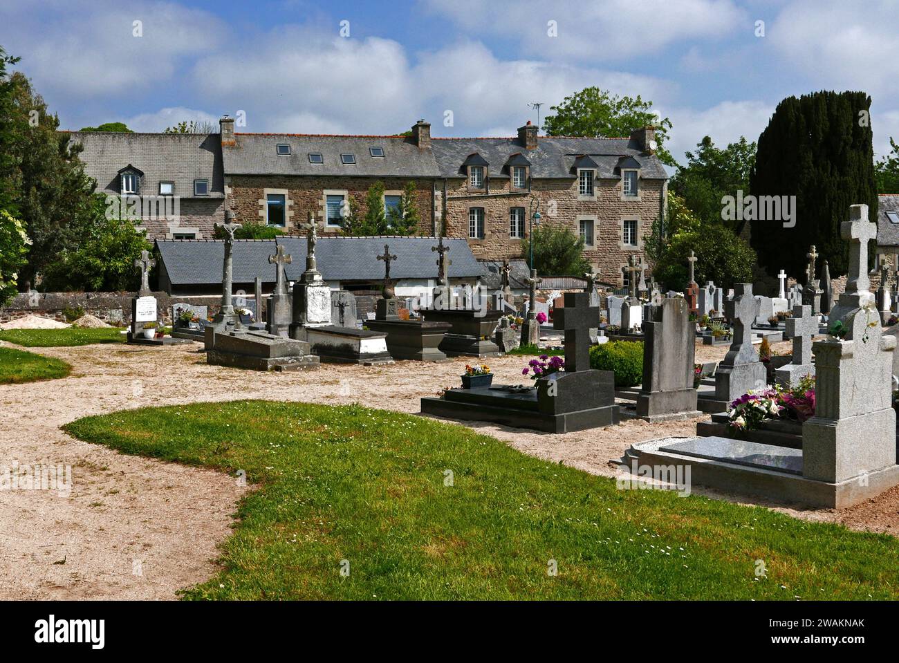 Cimetière près de Eglise Saint-Herve, le Faouet, Côtes-d'Armor, Bretagne, France, Europe Banque D'Images