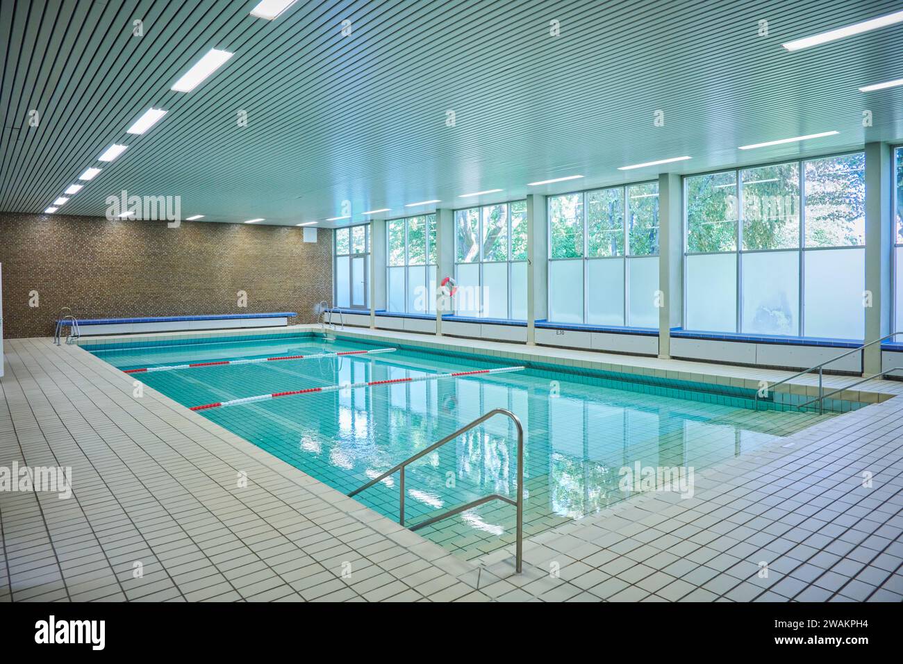 Ein leeres Schwimmbecken in einer Schule Banque D'Images